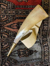 Einzigartiges Kuhhorn  Methorn mit  Gürtelhalter aus Leder messing Verzierung