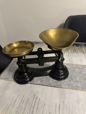 Waage mit Messingschalen