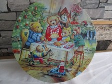 Antike Blechdose mit einer Bärenfamilie als Motiv auf dem Deckel