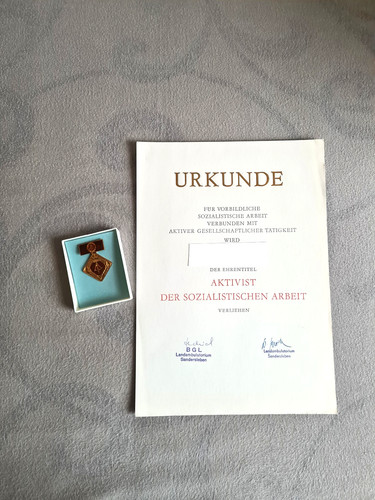 Ddr urkunde und abzeichen - abzeichen,