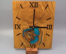 Wanduhr aus Eiche mit blauem Epoxidharz 33/26cm, Unikat