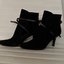 schwarze Wildlederstiefelette
