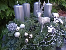 Adventskranz Adventsgesteck Kranz Dekokranz Sterne Kugeln Kerzen silber Hirsch