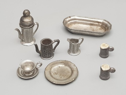 Schönes uraltes puppenstuben - schönes,