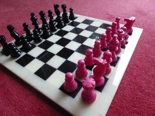 Schach"brett" aus Naturstein mit Spielfiguren aus bemaltem Glas