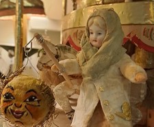 Wattefigur? kleines Mädchen mit Laterne Porzellankopf alt Vintage Federbaum