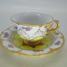 Älteres Meissen Prunk Mokka Gedeck gelb mit Goldauflage - Tasse mit Untertasse
