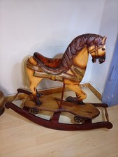 Holzgeschnitztes Schaukelpferd