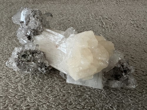 Mineral stilbit auf - mineral:,