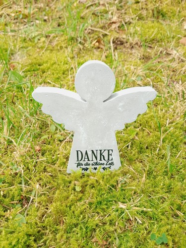 Engel aus beton mit schriftzug - engel,