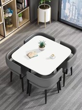 Esstisch und 4 Stühle aus