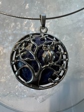 Anhänger: "Eule im Baum" Halbedelstein auf Metall mit Halsreif 