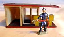 Rarität Tankstelle Werkstatt mit Schwingtor und Tankwart mit Schlauch von SIKU