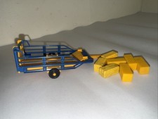 Britains Farm Modell Ballenschlittenwagen 1978 Traktor Anhänger & 7 Heuballen sehr guter Zustand 1:32