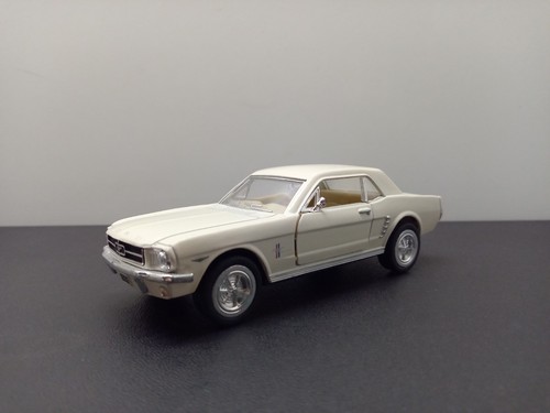 Kinsmart ford mustang - 1:36,