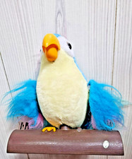 Toller furReal Papagei- sitzt