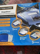 Fiskars ShapeBoss 5600 Prägetablett Schablone Doppelspitzen-Stift für Karte Papier usw.