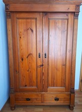 Wunderschöner antiker Kleiderschrank aus Fichte, verzapft