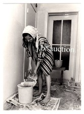 HÜBSCHE JUNGE FRAU STREICHT IHRE BUDE * "L" 1980s Vintage #1