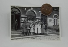 Photo Women and Men in Front