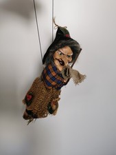 Figur einer Hexe, auf Besen