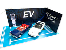 Diorama Corvette ZR1+1966 Oldsmobil 4-4-2   mit Parkgarage blau / weiss  M.1:43