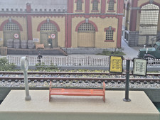 KIbri H0 Bahnsteige Bank Uhr Anzeigetaffel  Blech Alt 50. Jahre ohne OVP/2508-2