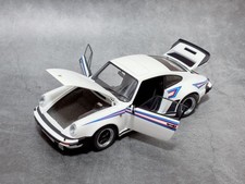 AUTOart 1/18 Porsche 911 930