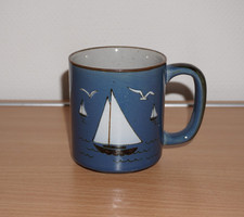 Keramik Henkelbecher Blau mit Segelboot / Steingut