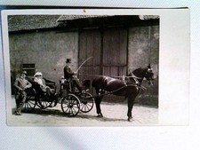 unbek. Ort, Hof Rebstock, Willy und Mariechen, Kutsche mit Kutscher, Foto Postka