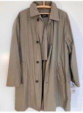 Trenchcoat von HUGO BOSS. In