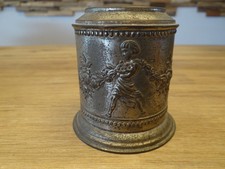 Alte Blechspardose mit