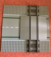 LEGO 9 V Eisenbahn Grundplatte für Bahnübergang mit Schienen etc.