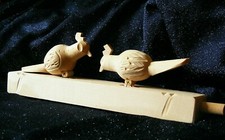 zwei Hühner picken Holz