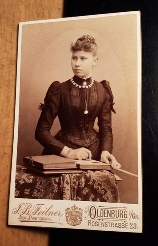 Stehende junge frau mit - junge,