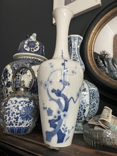 Blau-weiße schlanke Vase mit