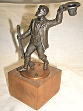Jäger mit Gewehr + Hut Skulptur Figur Statue zinn- /  bleifarben auf Holzsockel