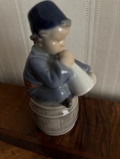 Porzellanfigur Junge auf Fass