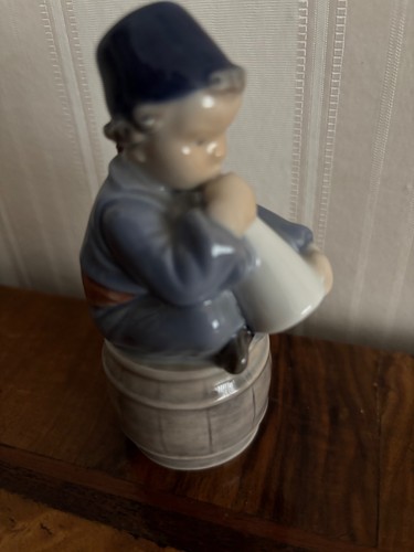 Porzellanfigur junge auf - auf, fass