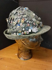 Vintage alter Filz Hut mit Sammlung Pins, Europa,Frankreich,Schweiz,Belgien usw.