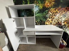 Weißer Schreibtisch mit Schrank und Regal