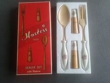 Vintage Hostess Salatbesteck mit Salz und Pfefferstreuer Holz und Keramik Blume