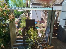 Holzunterstand für Brennholz mit Metall-Schuppe