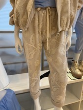 HOSENANZUG MIT NETZ UND