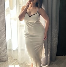 Weißes, eng anliegendes Kleid mit Schlitz und Ausschnitt