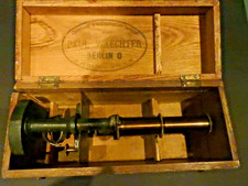 Mikroskop Messing mit Holzschachtel Paul Wächter, Berlin,  25 cm hoch