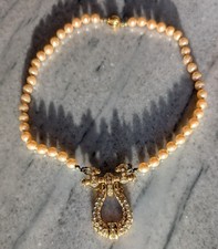 Kette aus Perlen mit goldenem