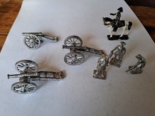 3 Zinngeschütze und 4