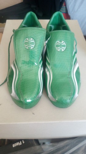 Fussballschuhe zusammenbauen