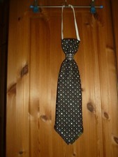 Trachten-Krawatte braun, mit Zierspange und verstellb. Gummiband